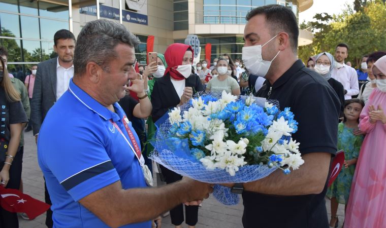 Milli okçu Bülent Korkmaz, Biga'da coşkuyla karşılandı