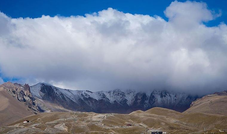 İç Anadolu'nun en yüksek dağı Erciyes'e kar yağdı