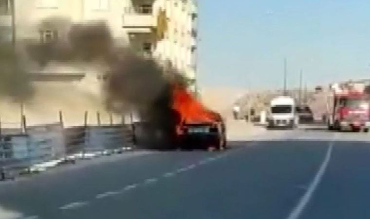 Şanlıurfa’da park halindeki otomobil alev topuna döndü