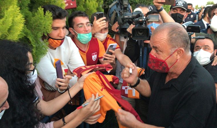 Fatih Terim'in elini öpen taraftar: 'Hocam sakın takımı bırakmayın'