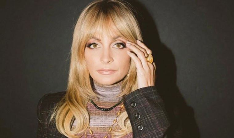 Doğum gününde mumları üfleyen Nicole Richie'nin saçları yandı