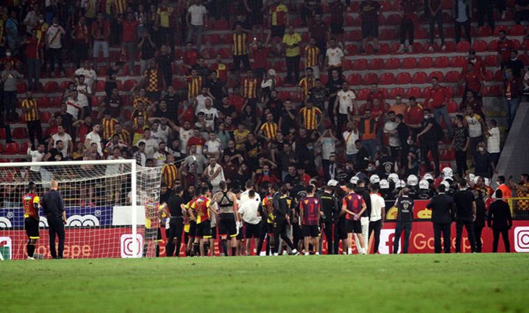 Göztepeli taraftarlar, tribünlerden futbolcuları protesto etti!