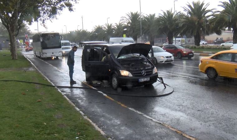 Vatan Caddesi'nde minibüs yandı