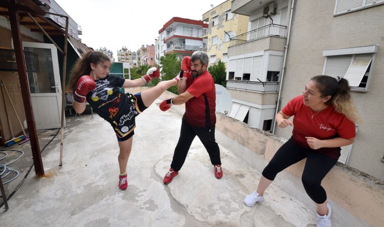 Madalya koleksiyoneri ailenin 'şampiyon' kızı