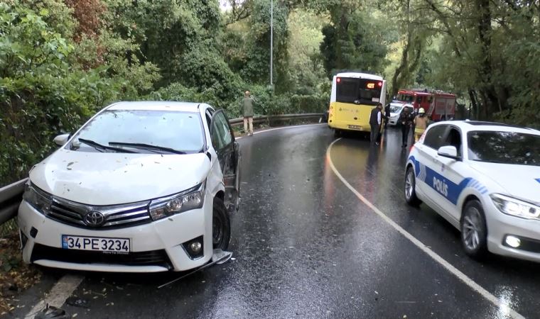 Sarıyer'de İETT otobüsü 2 otomobile çarptı; öğrenciler okula yürüyerek gitti