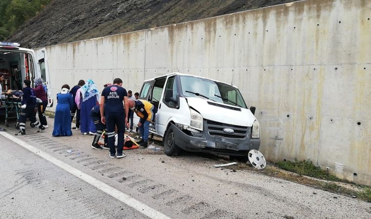 Minibüs istinat duvarına çarptı: 6’sı çocuk 10 yaralı