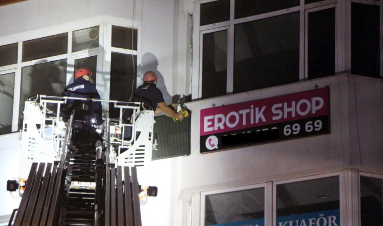 Bolu'da açılan 'erotik shop' mühürlendi, tabelası söküldü