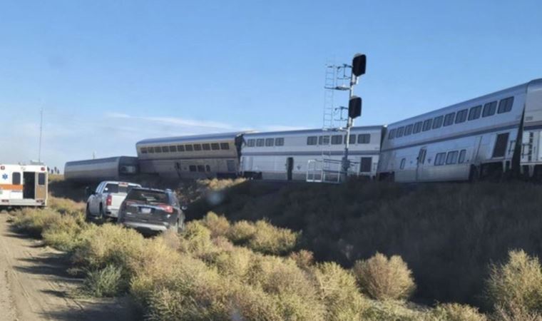 ABD'de yolcu treni raydan çıktı, en az 3 kişi öldü