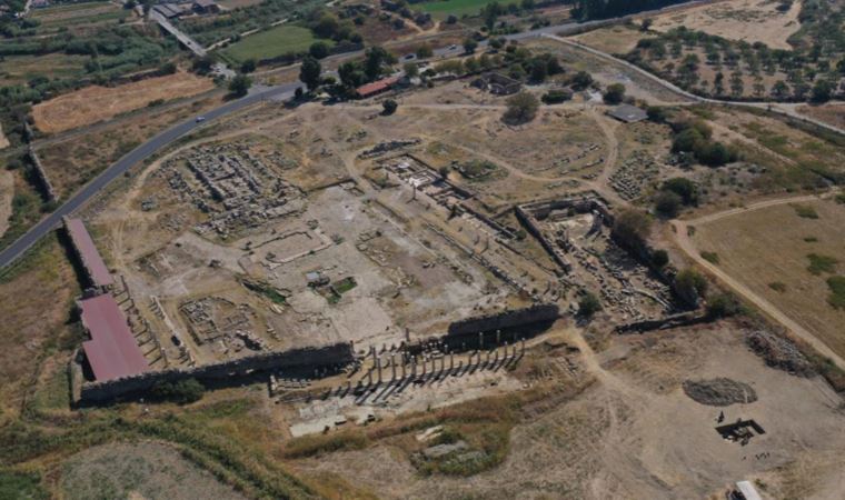 Gözler Aydın'da: Zeus Tapınağı'nın giriş kapısına ulaşıldı