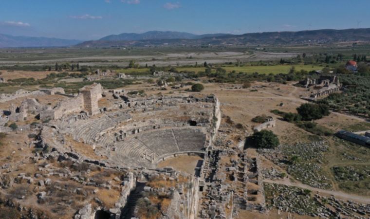 Didim'deki antik kentte 2 bin 400 yıllık iki eve ulaşıldı