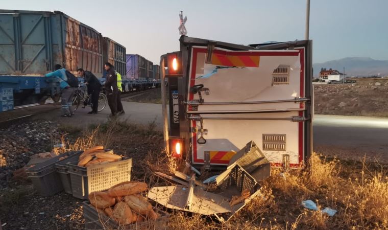 Afyonkarahisar'da yük treni, kamyonete çarptı