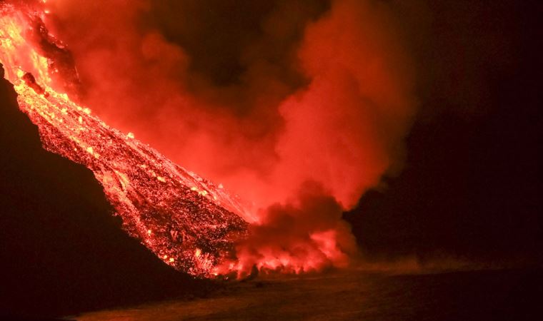 Las Palmas'ta lav akıntısı okyanusla buluştu, zehirli gaz ve patlama uyarısı yapıldı