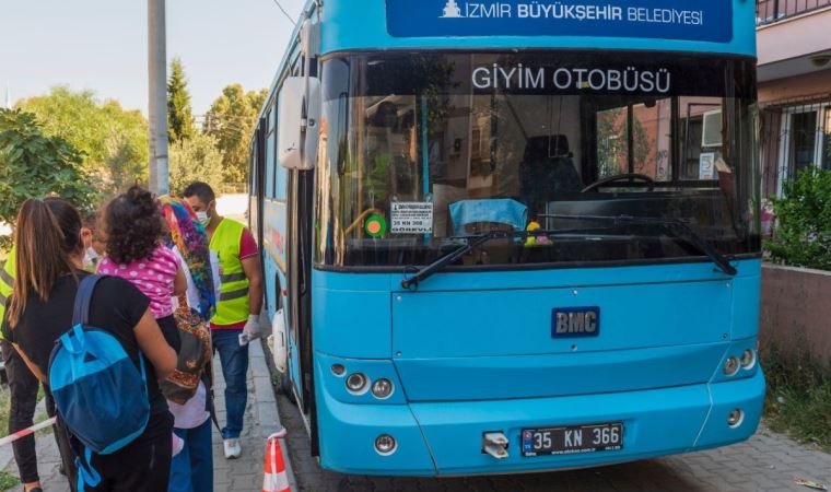 İzmir Büyükşehir Belediyesi’nden 20 bin öğrenciye giyim ve kırtasiye desteği