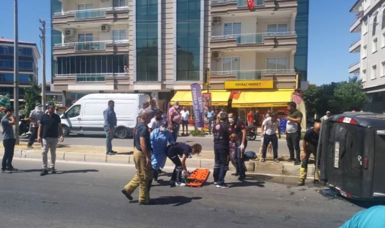 Kaza geçiren aileye yardım etmek isteyen bir kişi, kazazedelerin başına su yerine rakı döktü