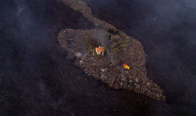 La Palma'da yanardağ patlaması sonrası ayakta kalan 'mucize ev' lav akıntısına yenildi