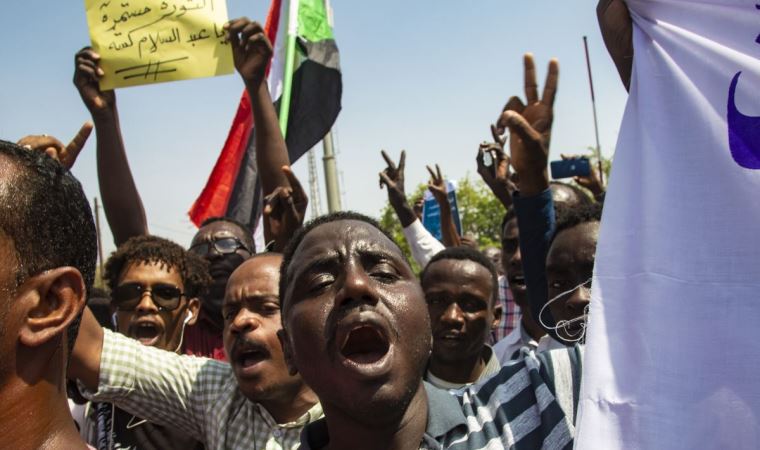 Sudan'da halk, yönetimin sivillere devredilmesi için yürüyüş düzenledi