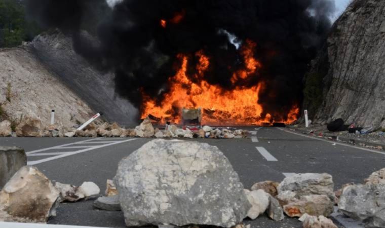 Karadağ'da taht töreni protestosu: 50 yaralı