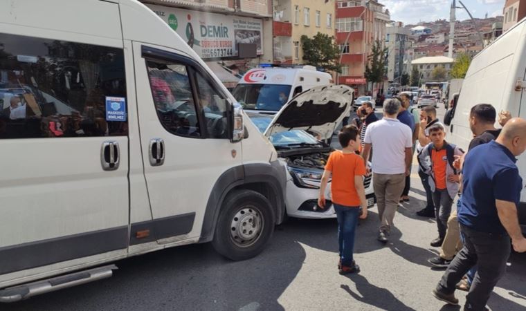 Servis aracı okul önünde bekleyen öğrenci ve velilere çarptı: 4 yaralı