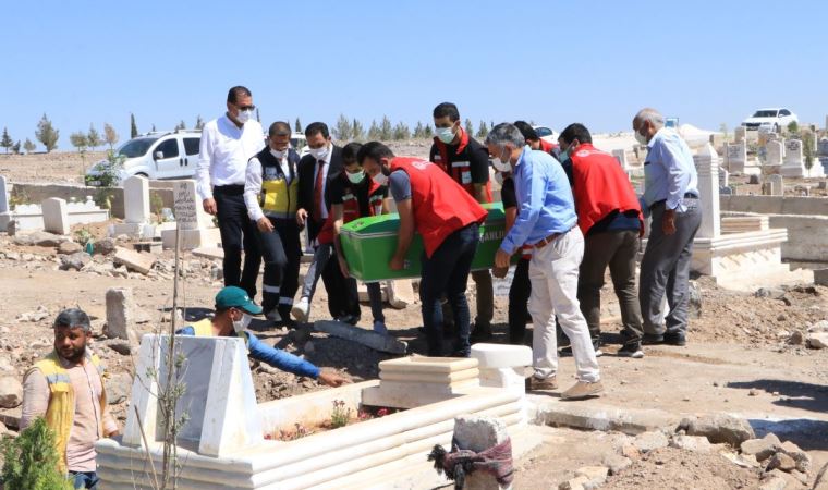 Babasının tinerle yaktığı Amara, kimsesizler mezarlığına defnedildi