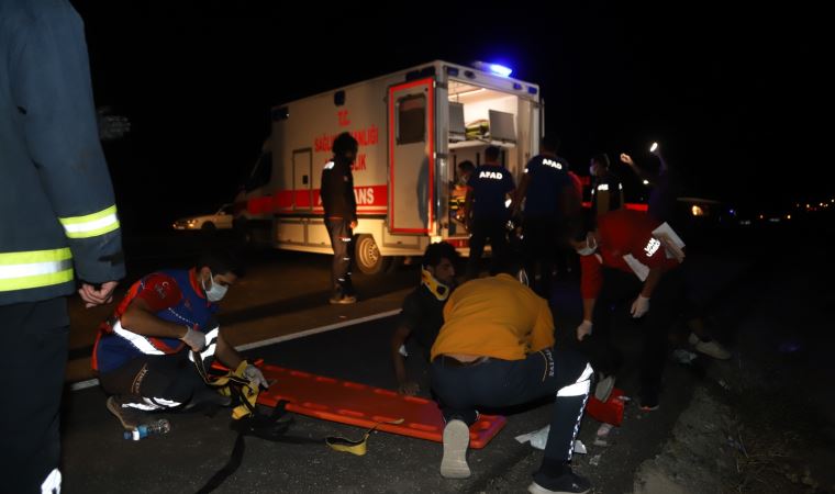 Van'da kaçak göçmenleri taşıyan minibüs şarampole devrildi: 1 ölü, 16 yaralı