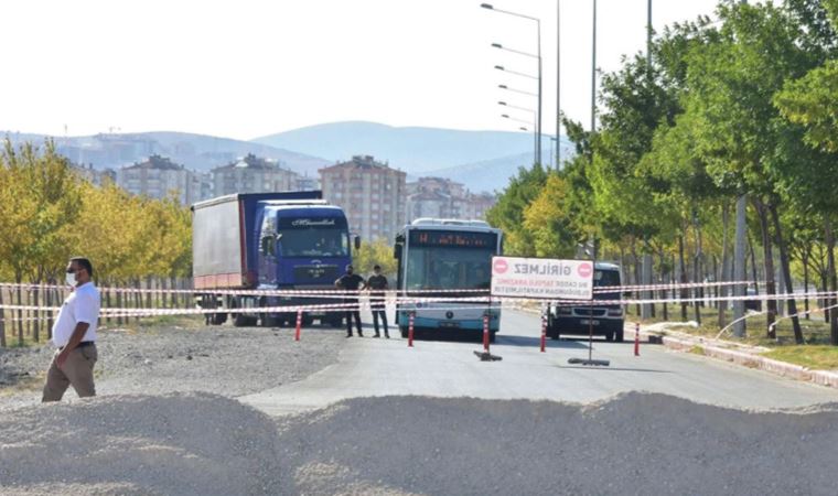 Yolun ortasına koyduğu tabela olay oldu