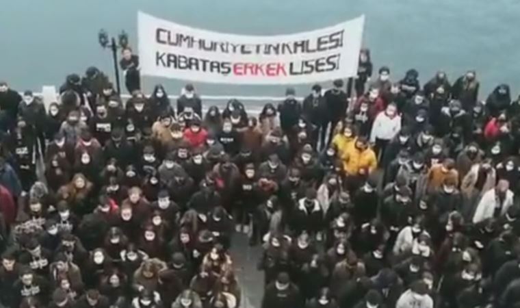 Kabataş Erkek Lisesi öğrencilerinden skandal olaya anlamlı tepki