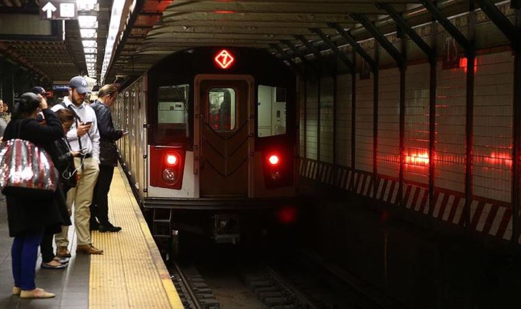 New York metrosunda raylara itilen kadın yaşamını yitirdi