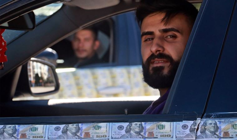 'Döviz' protestosu: Arabalarını dolar ve Euro ile kapladılar