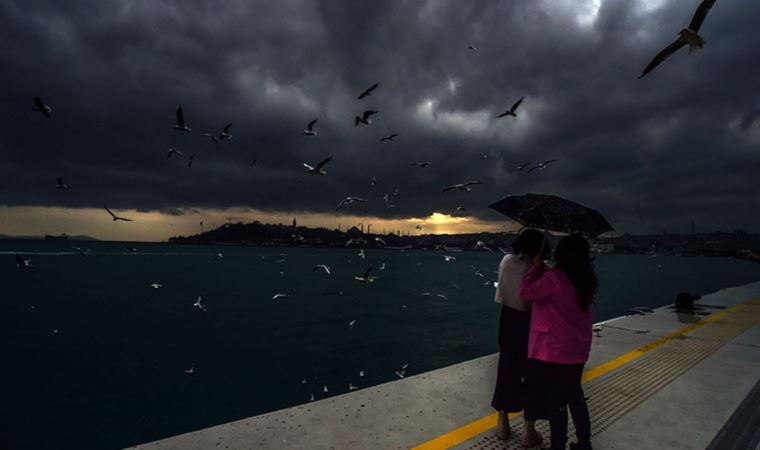 Kar İstanbul'a giriş yaptı: Boğaz hattında hava kapkara!