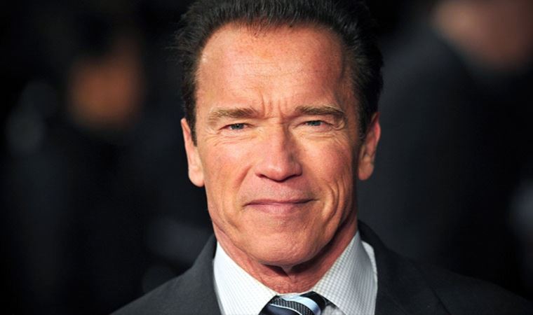 Ünlü oyuncu Arnold Schwarzenegger trafik kazası geçirdi