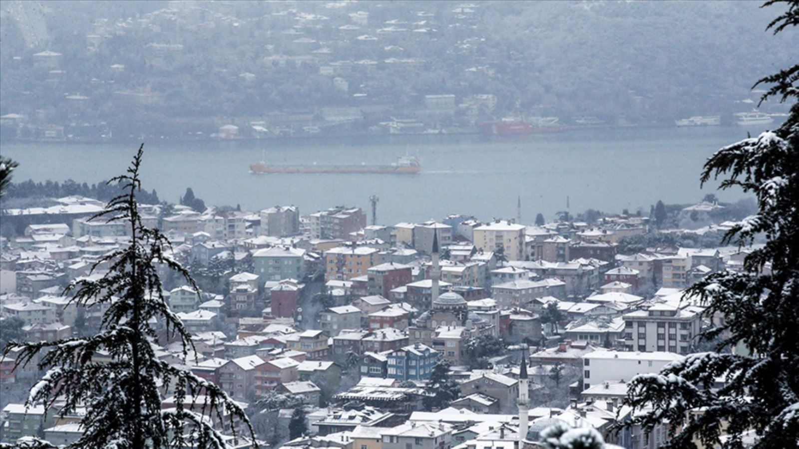 Görüş yarım milin altına düştü... İstanbul Boğazı'ndan gemi geçişleri askıya alındı