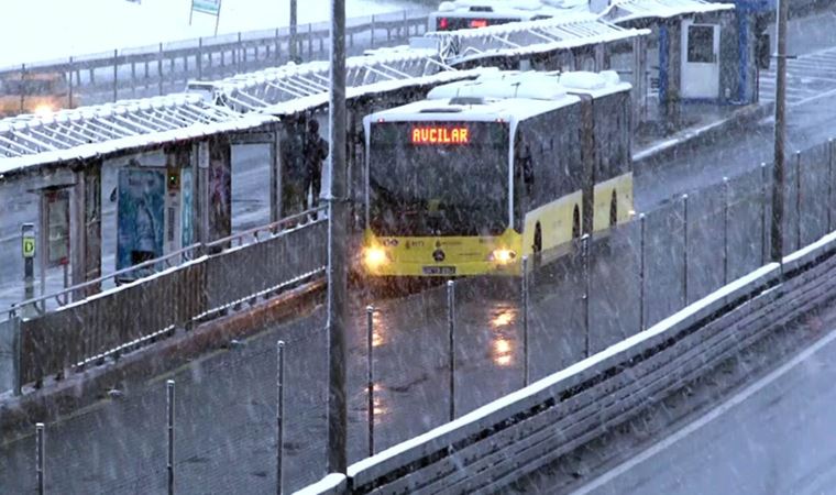 İstanbul'da kar yağışı: Ana yollar açık, ara yollarda sıkıntılar yaşanıyor