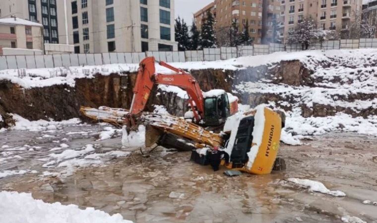 İstanbul’da kepçe suya gömüldü: Operatör yaşamını yitirdi