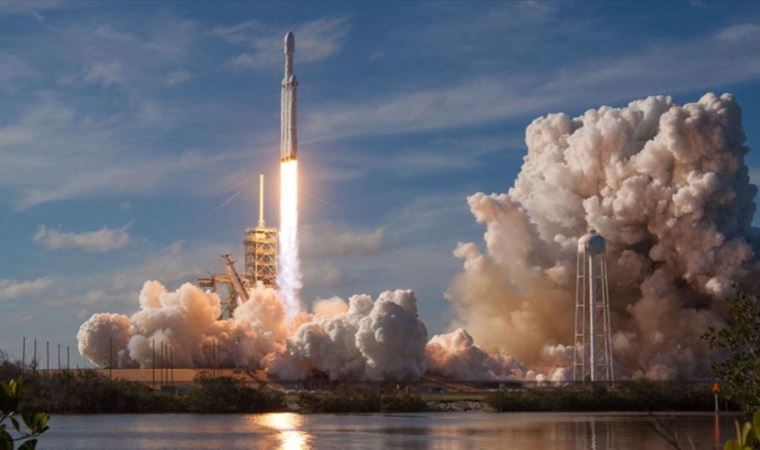 SpaceX roketi kontrolden çıktı: Ay’a doğru gidiyor