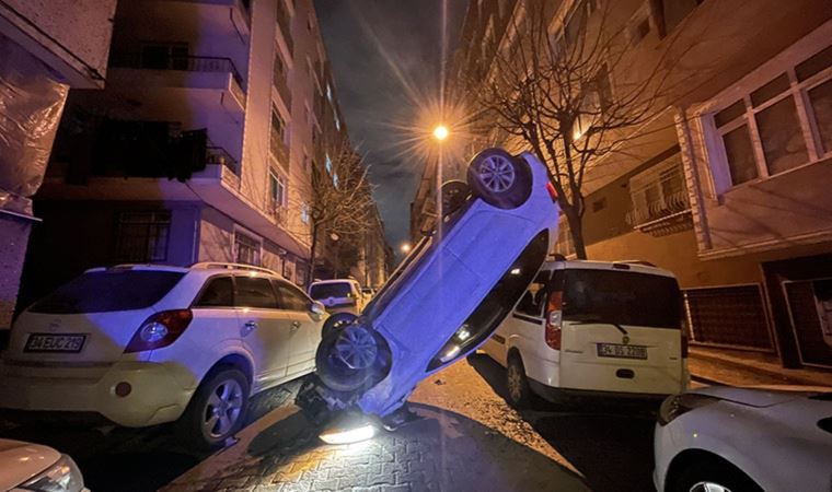 Araçlara çarpan otomobil dik şekilde asılı kaldı