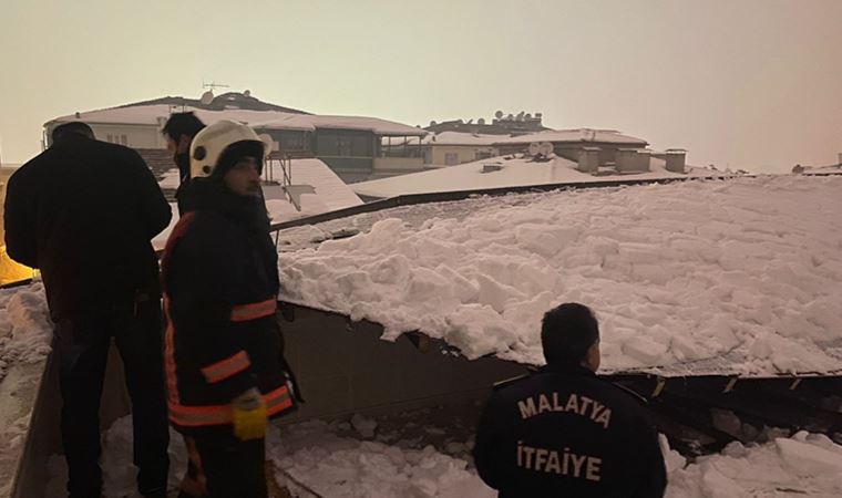 Kardan çöken ahşap çatı parçalara ayrıldı