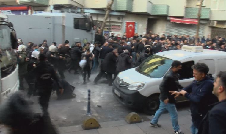 Gaziosmanpaşa'da pazaryeri kavgası: Polisten gazlı müdahale