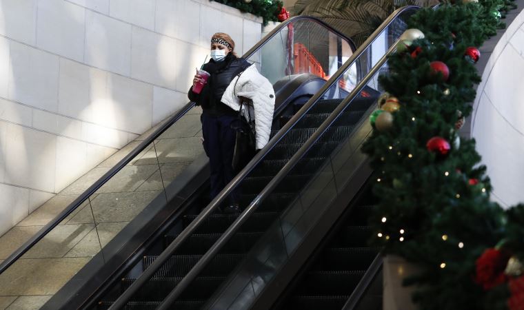 Kaliforniya’da kapalı mekanlarda maske takma zorunluluğu bir ay daha uzatıldı