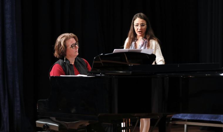 Grammy ödüllü sanatçı Kristin Roach İzmir'de öğrencilerle buluştu