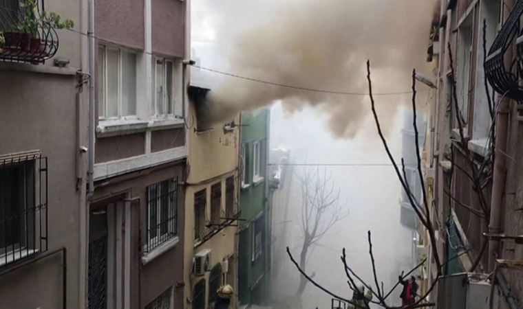 Beyoğlu'nda korkutan yangın: İtfaiyeye hatalı park engeli