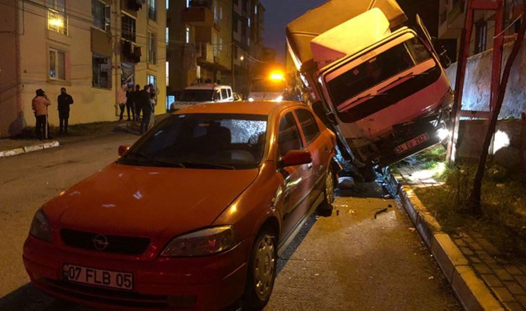 Pendik’te iki araca çarpıp kaldırıma çıkan kamyonet, iki teker üstünde askıda kaldı