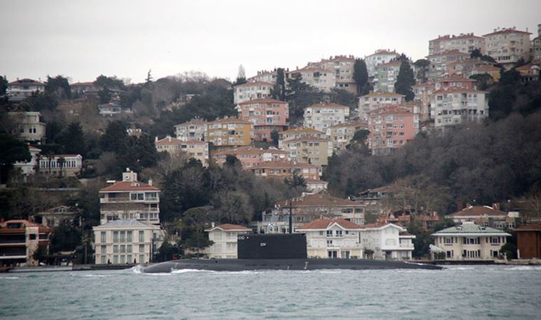 Rus denizaltısı İstanbul Boğazı'ndan geçti