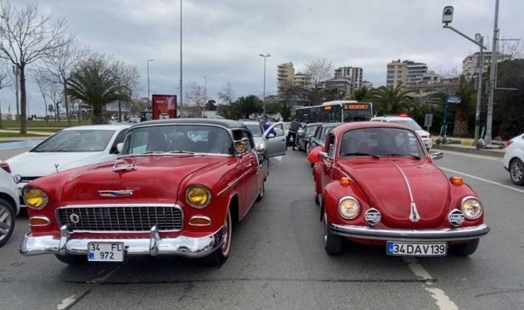 Sevgililer Günü için klasik arabalarıyla 'sevgi konvoyu' yaptılar