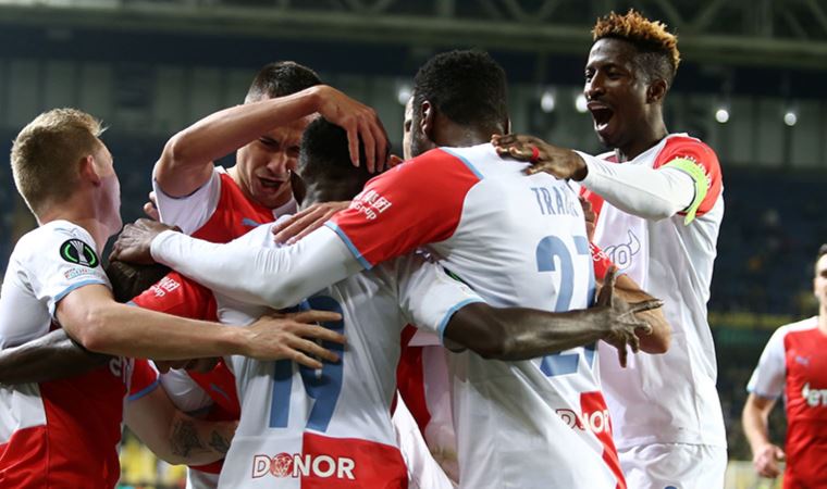 Slavia Prag liderliğini sürdürdü