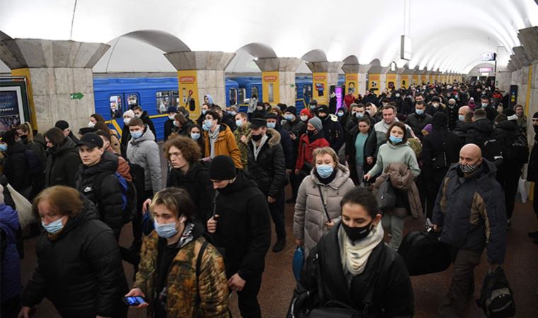 Air raid sirens in Kyiv as residents flee