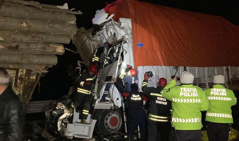 Kamyon, tomruk yüklü kamyona çarptı: 1 ölü, 1 yaralı