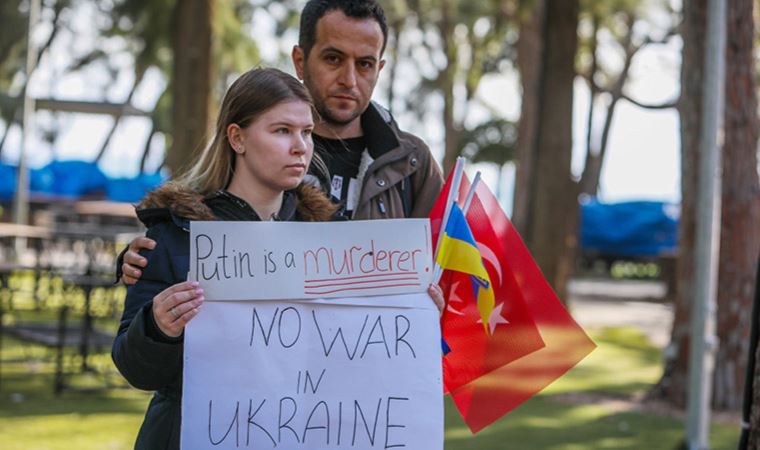 Rus Konsolosluğu önünde 3 kişilik protesto