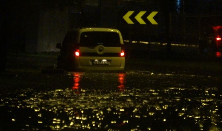 İzmir'de sağanak yağış etkili oldu