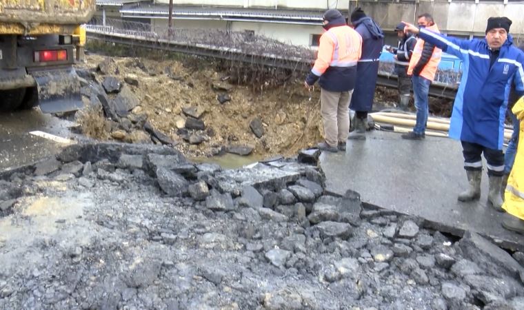 Bahçelievler'de caddede çökme oldu, cadde trafiğe kapatıldı