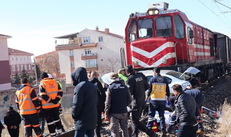 Son dakika : Ankara'da yük treni otomobile çarptı: 1 ölü, 2 yaralı